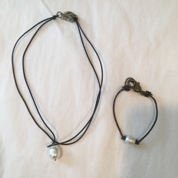 Matching leather pearl necklace & bracelet. - Picture 4 of 8